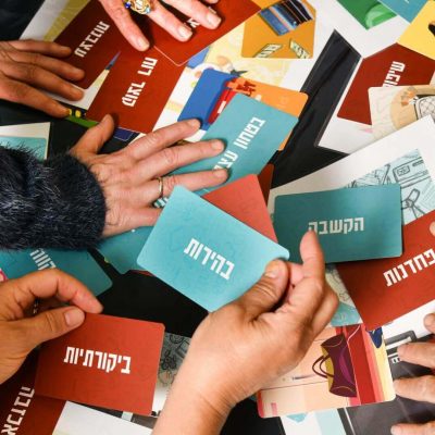 אנשים נוגעים בקלפים