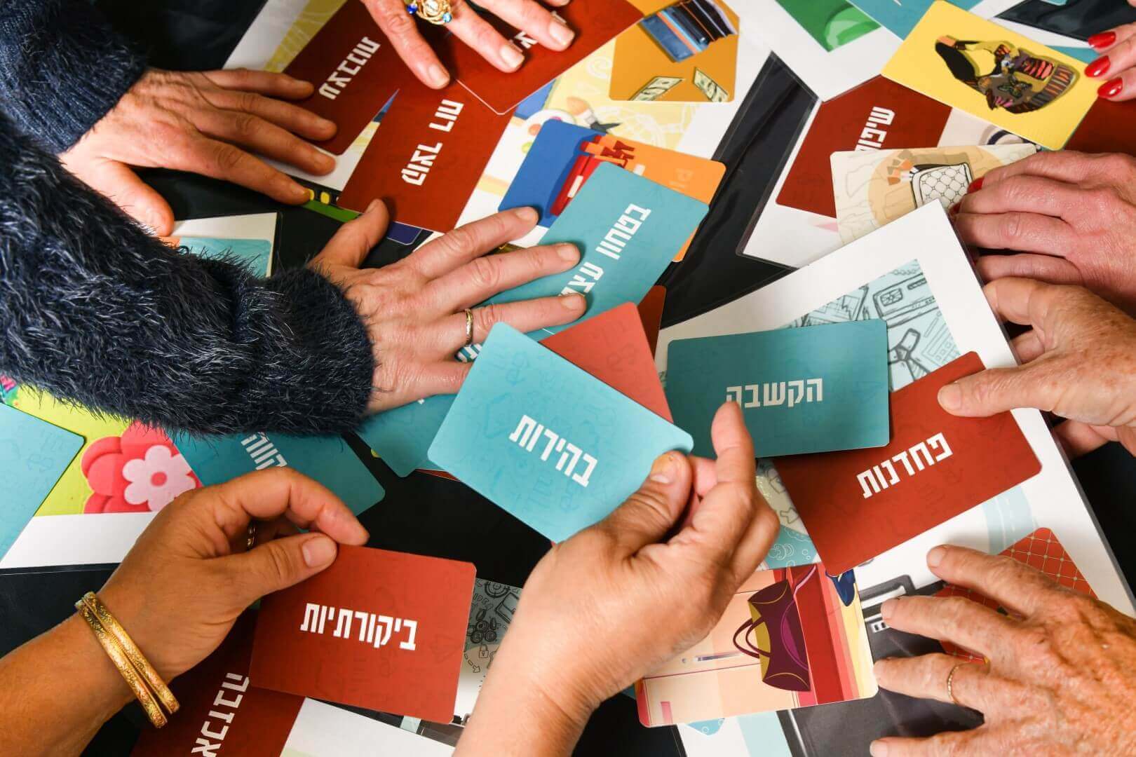 אנשים נוגעים בקלפים