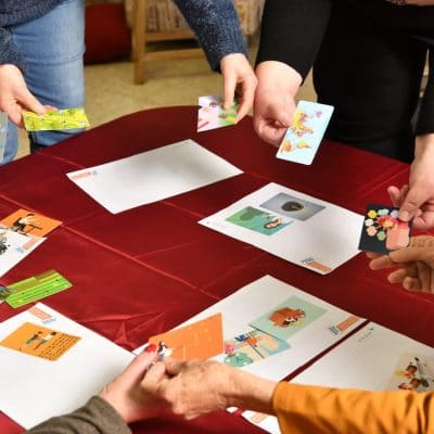 אנשים מעבירים קלפים ביניהם מעל שולחן