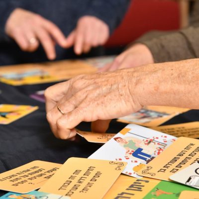 אנשים נוגעים בקלפים