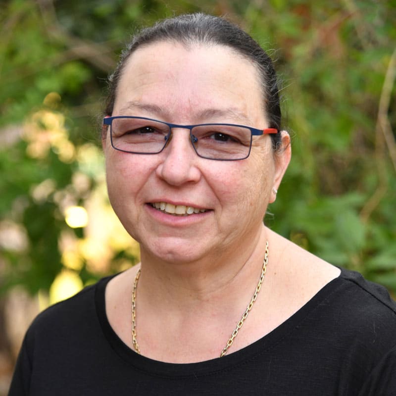 יונית טרנר מחייכת